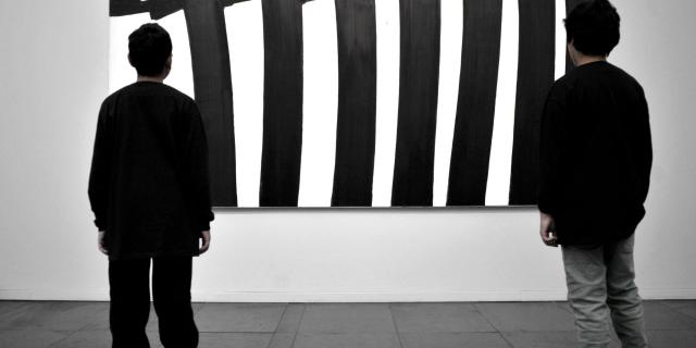 Enfants devant une oeuvre peinte de Pierre Soulages