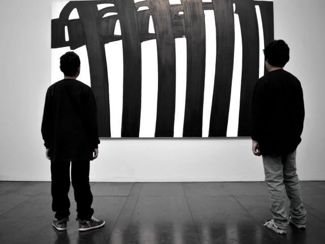 Enfants devant une oeuvre peinte de Pierre Soulages