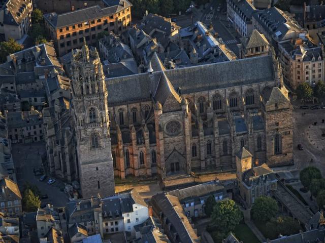Vue aérienne de la cathédrale de Rodez, côté sud