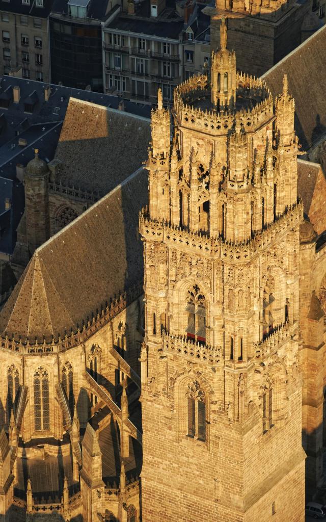 Vue aérienne du clocher de la cathédrale de Rodez et ses détails sculptés