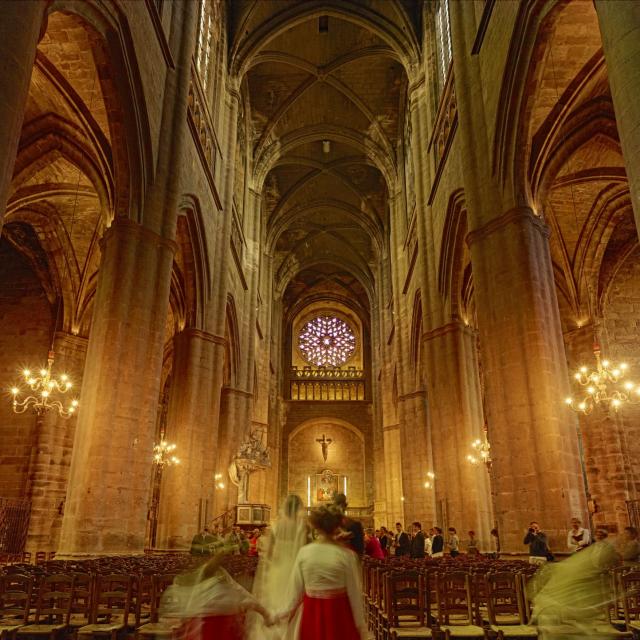 Célébration d'un mariage à l'intérieur de la cathédrale de Rodez