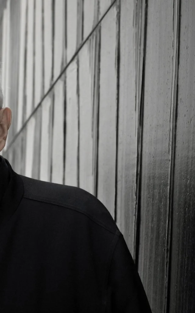 Portrait de l'artiste Pierre Soulages devant un de ses tableaux Outrenoir