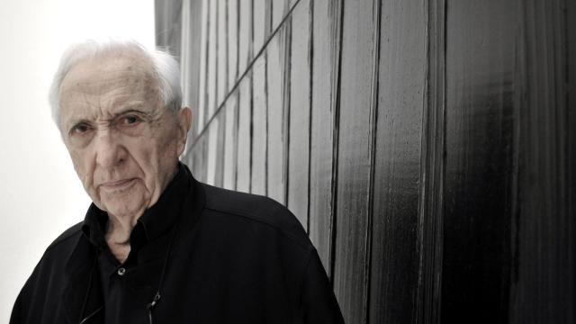 Portrait de l'artiste Pierre Soulages devant un de ses tableaux Outrenoir