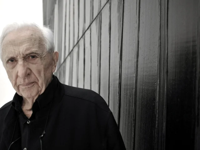 Portrait de l'artiste Pierre Soulages devant un de ses tableaux Outrenoir