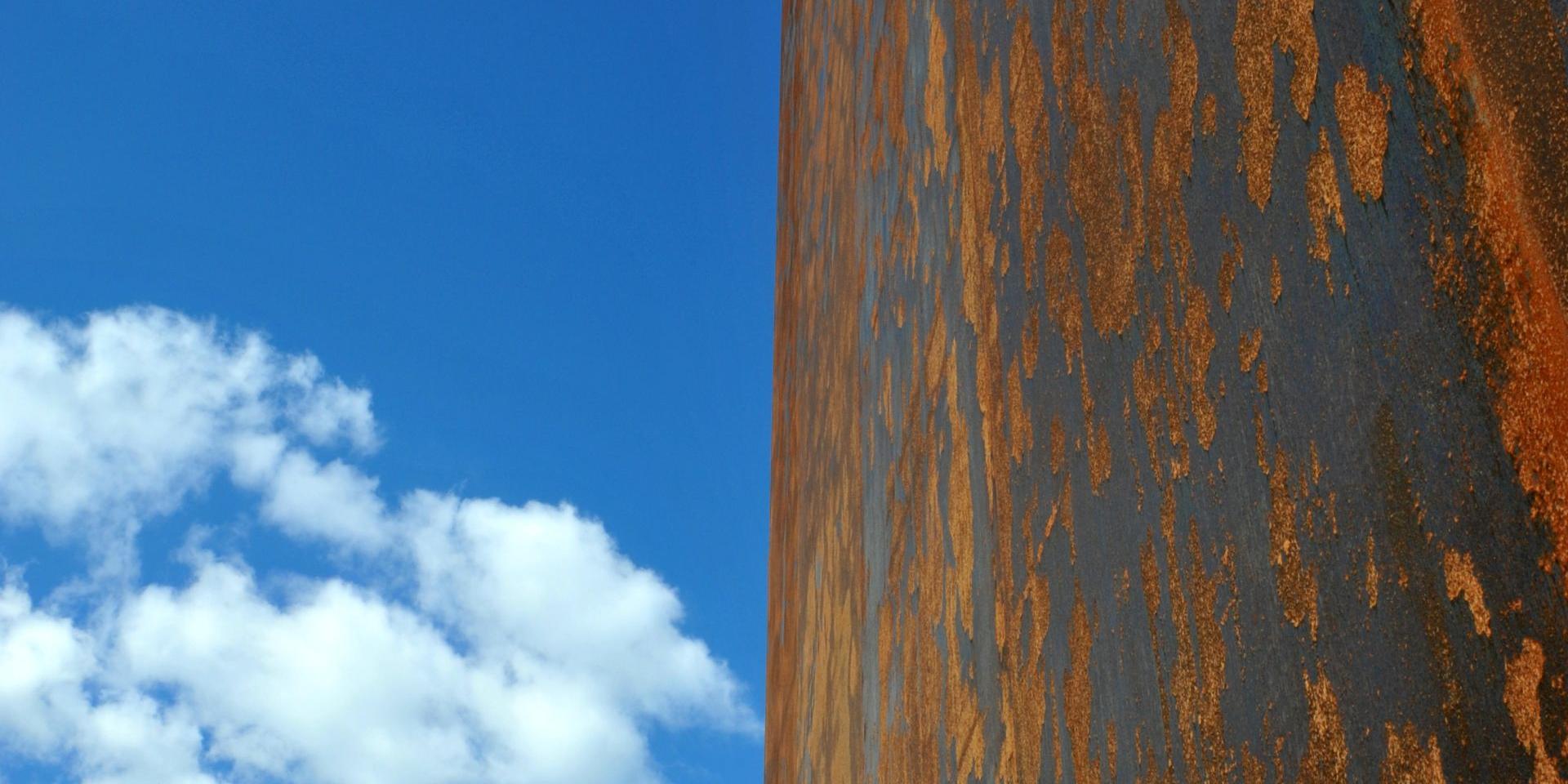 Contraste entre l'acier Corten du musée Soulages et le ciel nuageux