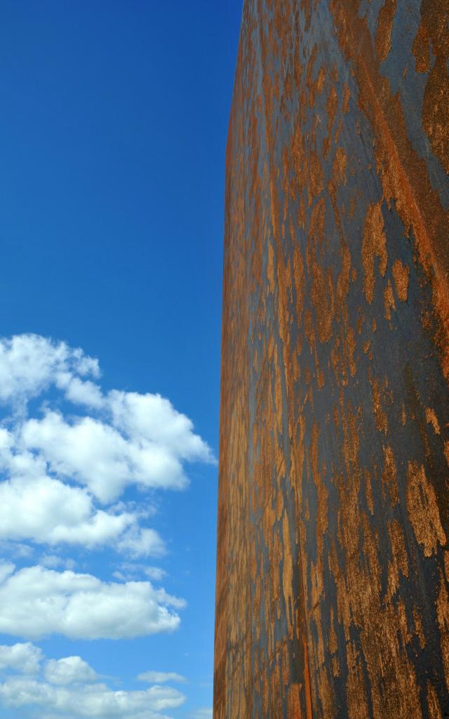 Contraste entre l'acier Corten du musée Soulages et le ciel nuageux