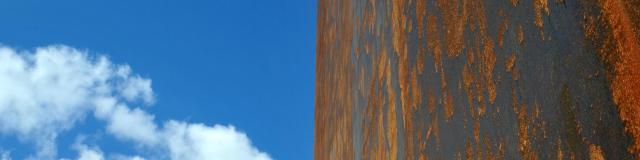 Contraste entre l'acier Corten du musée Soulages et le ciel nuageux