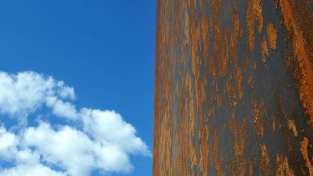 Contraste entre l'acier Corten du musée Soulages et le ciel nuageux