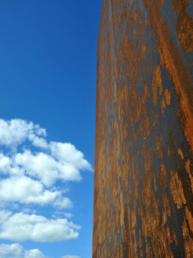 Contraste entre l'acier Corten du musée Soulages et le ciel nuageux