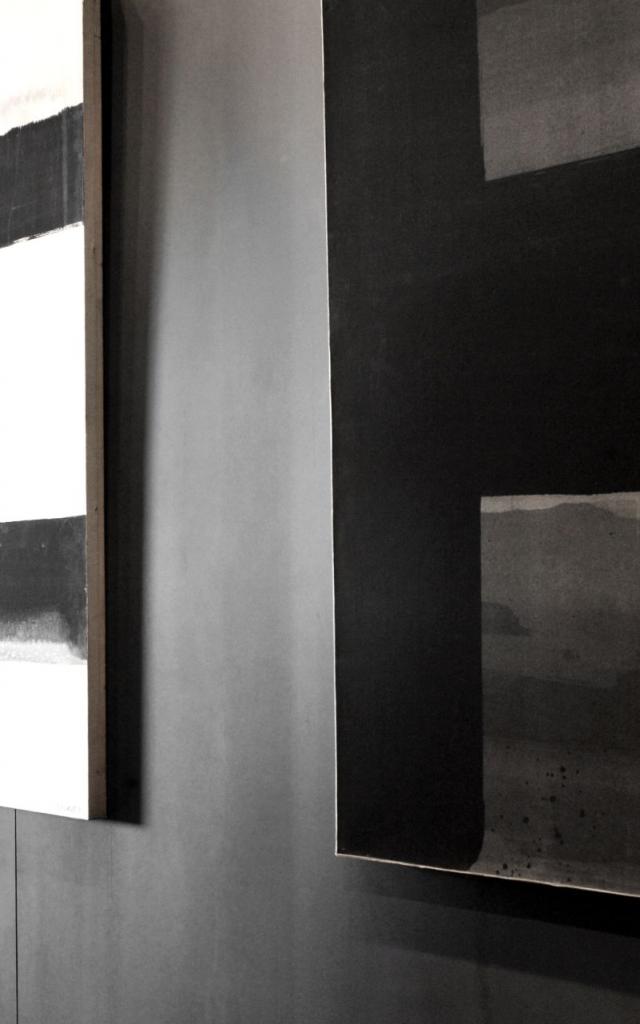 Homme devant deux tableaux du musée Soulages à Rodez