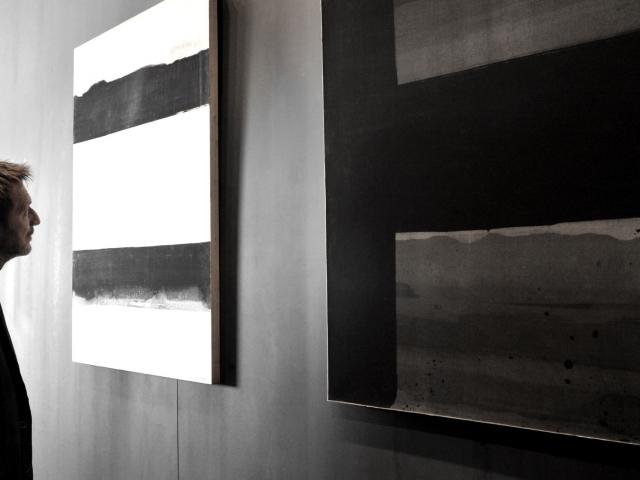 Homme devant deux tableaux du musée Soulages à Rodez