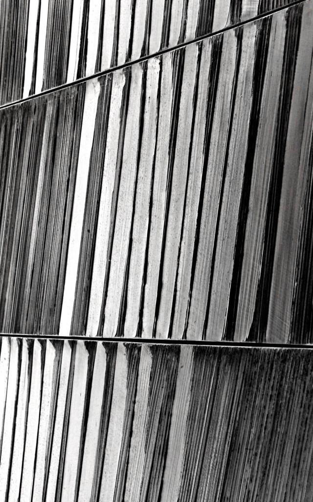 Outrenoir vu de près avec des reflets de lumière sur le noir