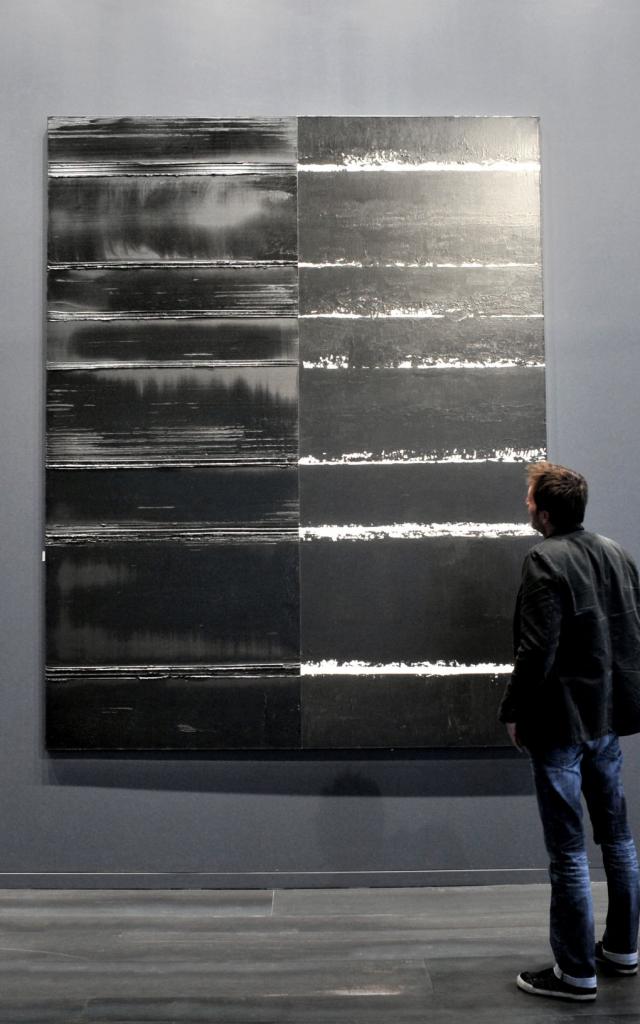 Personne admirant une toile du musée Soulages à Rodez