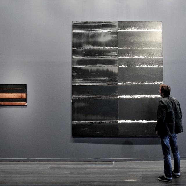 Personne admirant une toile du musée Soulages à Rodez