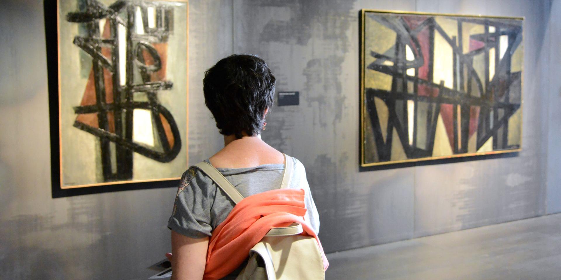 Personne admirant les deux toiles de Pierre Soulages lors d'une visite du musée Soulages de Rodez