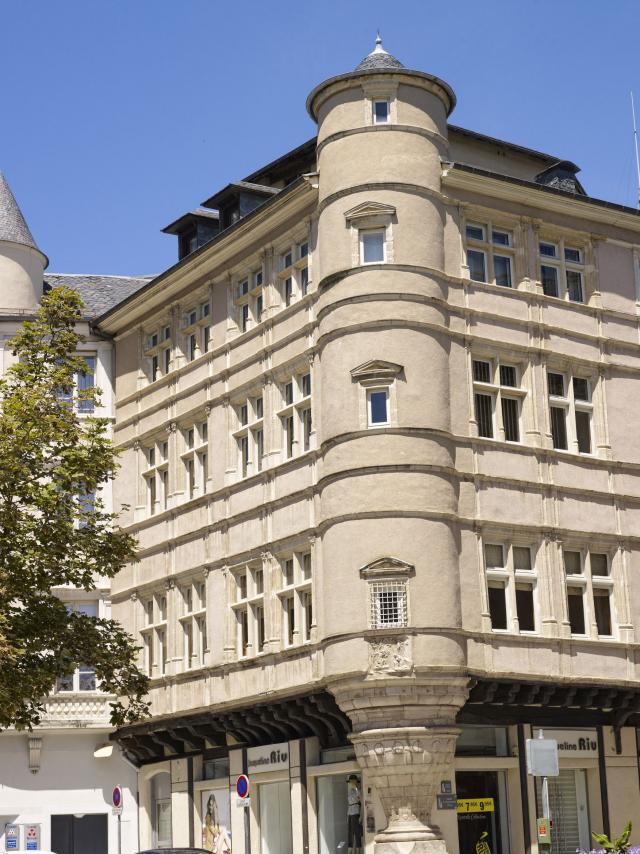Façade avec la tour et détails sculptés de la Maison de l'Annonciation à Rodez