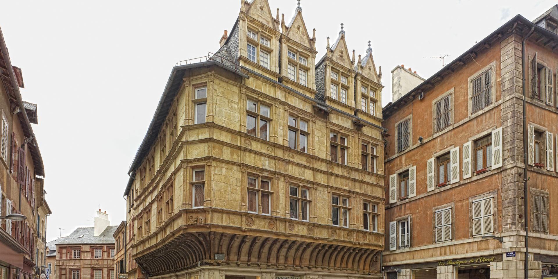 Maison d'Armagnac avec ses fenêtres à meneaux et ses pans de bois à Rodez