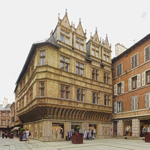 Maison d'Armagnac avec ses fenêtres à meneaux et ses pans de bois à Rodez