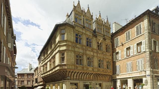 Personnes qui marchent autour de la maison dite d'Armagnac, en centre-ville piéton de Rodez