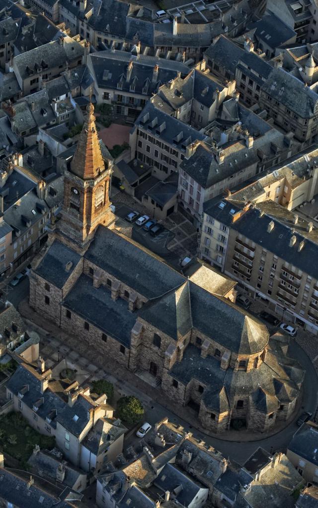 Vue aérienne de l'église Saint-Amans de Rodez au sein de la ville