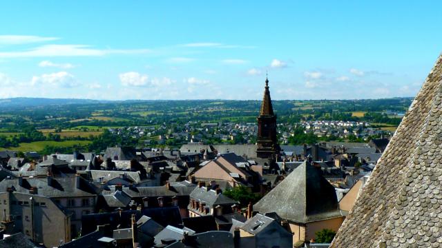 Ardoises du toit de la cathédrale de Rodez, vue sur Saint-Amans et la ville de Rodez, la campagne en arrière-plan