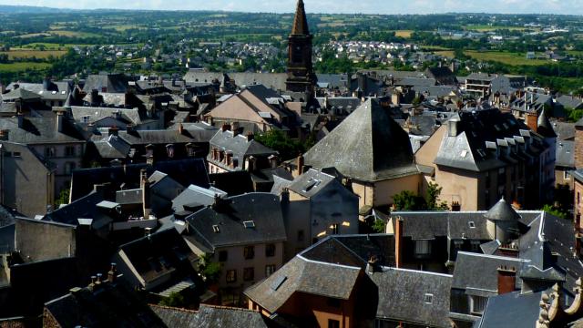 Vue sur les toits en ardoises de Rodez et l'église St Amans depuis le clocher de la cathédrale