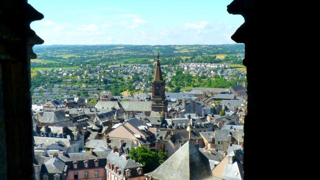 Vue sur l'église Saint-Amans, la ville de Rodez autour, et la campagne au loin, depuis une fenêtre de la cathédrale