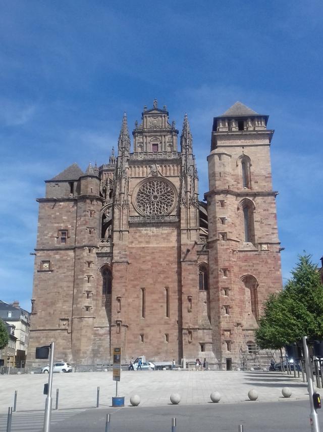 Façade principale de la cathédrale de Rodez devant la place d'Armes ouverte à la circulation