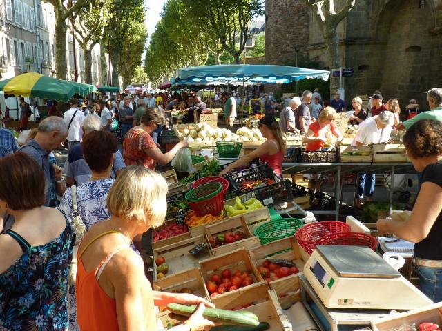 Foule au marché de produits locaux, boulevard d'Estourmel à Rodez
