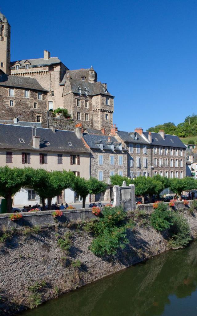 Château et village d'Estaing, un Plus Beau Village de France, au bord de la rivière du Lot
