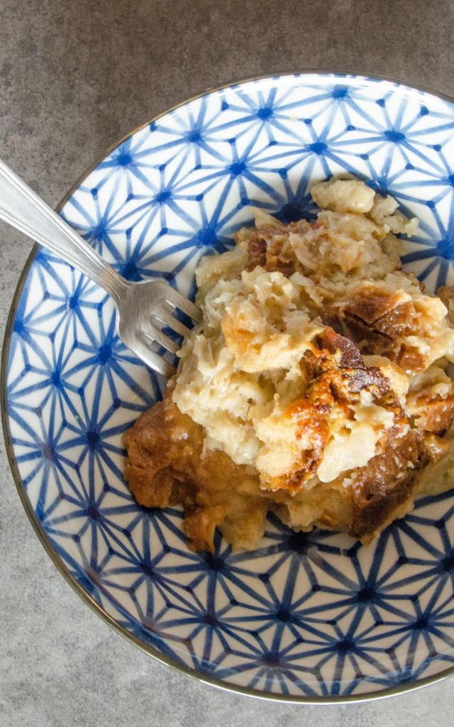 Assiette de soupe au fromage avec une fourchette