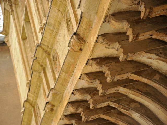 Détails de la Maison dite d'Armagnac : encorbellements en bois, sculptures et médaillons de pierre