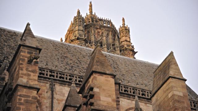 Vue croisée du clocher et du toit en ardoise de la cathédrale de Rodez