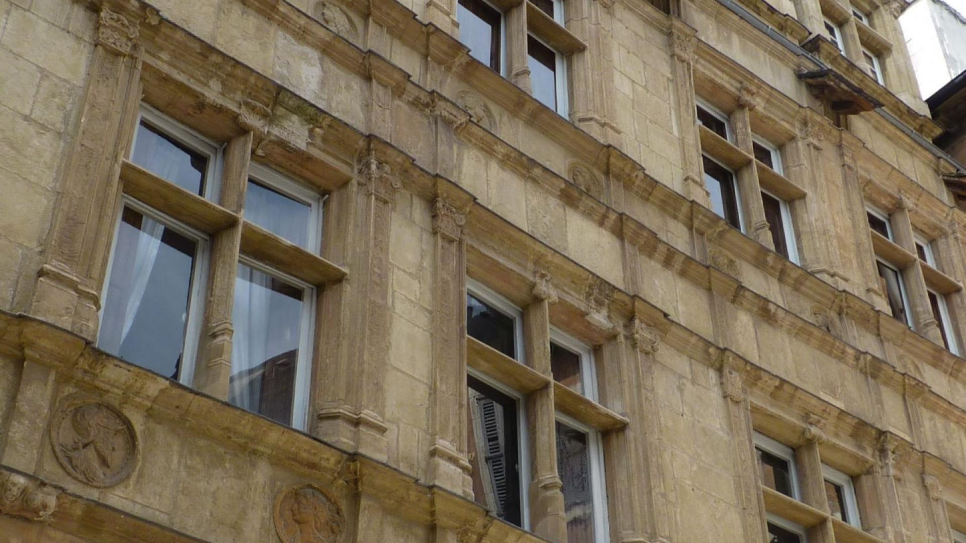 Encorbellement, médaillons sculptés en pierre, et fenêtres à meneaux de la façade de la maison dite d'Armagnac