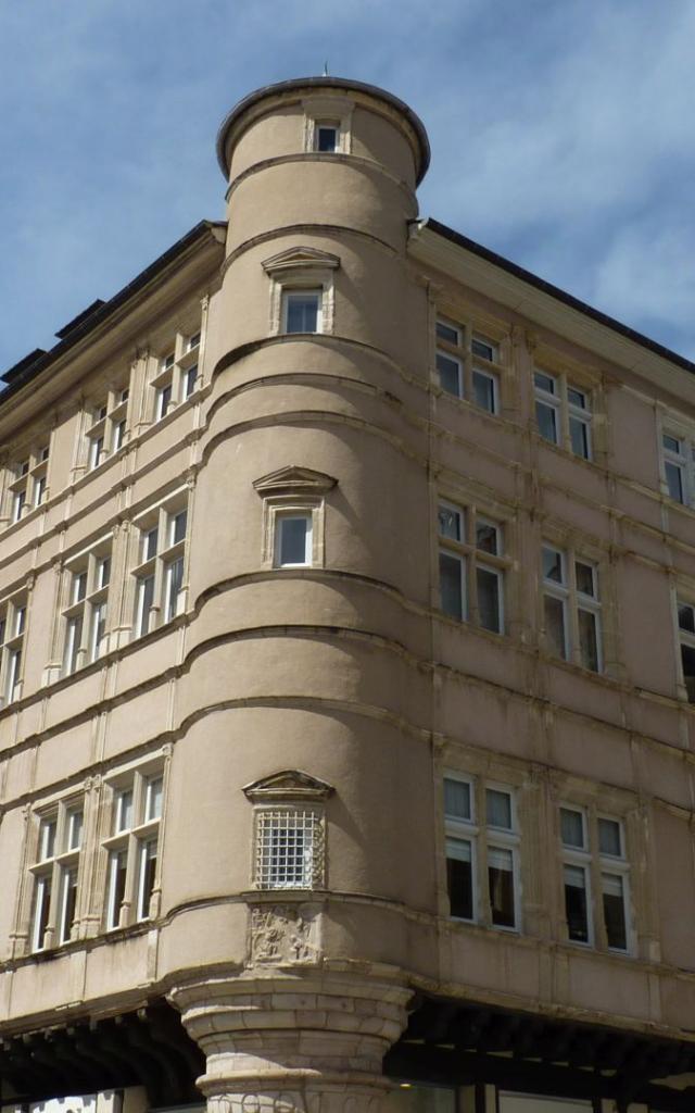 Maison de l'Annonciation avec se fenêtres à menaux et sa tour composée de quatre fenêtres dont une grillagée avec sa gravure de la scène de l'Annonciation en-dessous, en centre-ville de Rodez