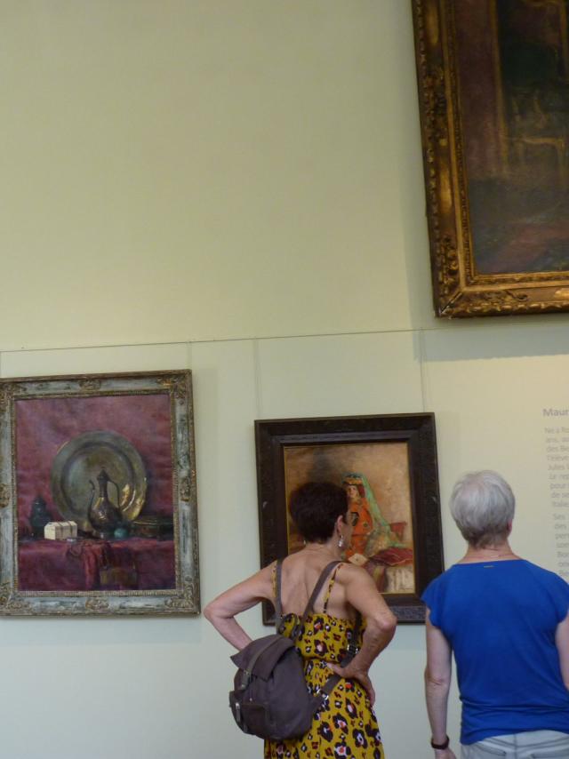Personnes admirant les tableaux de Maurice Bompard au musée Denys-Puech