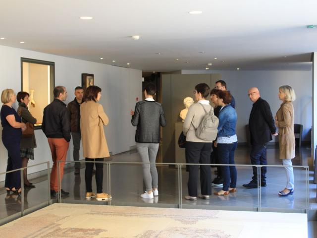 Groupe de visiteurs autour de la guide, au musée Fenaille