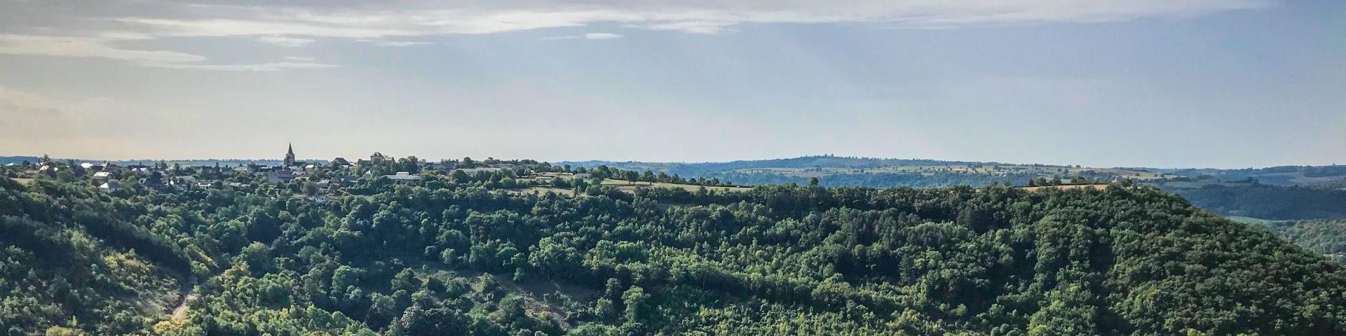 Vue panoramique sur la vallée autour du village de Balsac et son église