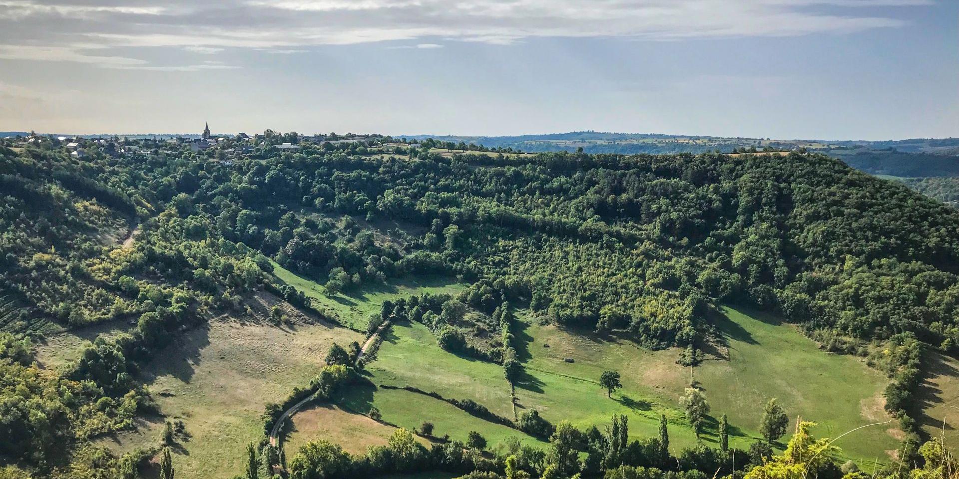 Vue panoramique sur la vallée autour du village de Balsac et son église