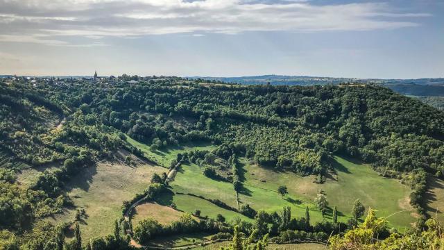 Vue panoramique sur la vallée autour du village de Balsac et son église