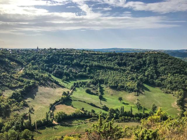 Vue panoramique sur la vallée autour du village de Balsac et son église