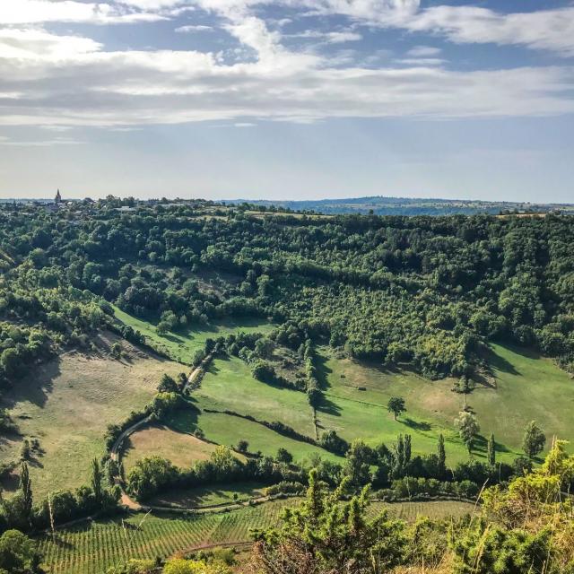 Vue panoramique sur la vallée autour du village de Balsac et son église
