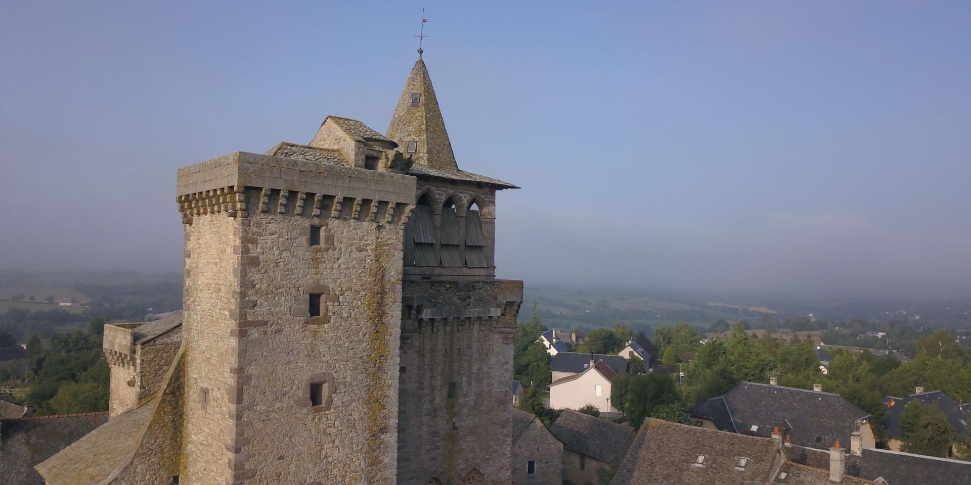 Vue en hauteur de l'église de Sainte-Radegonde et son clocher, avec le village autour