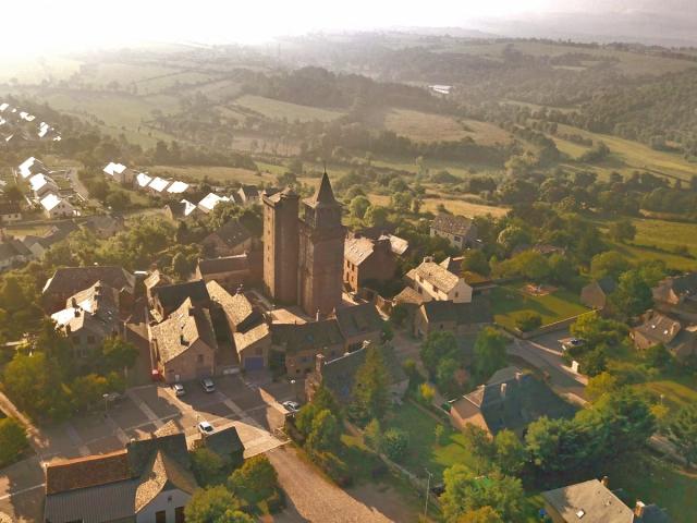 Vue du village et de l'église de Sainte-Radegonde