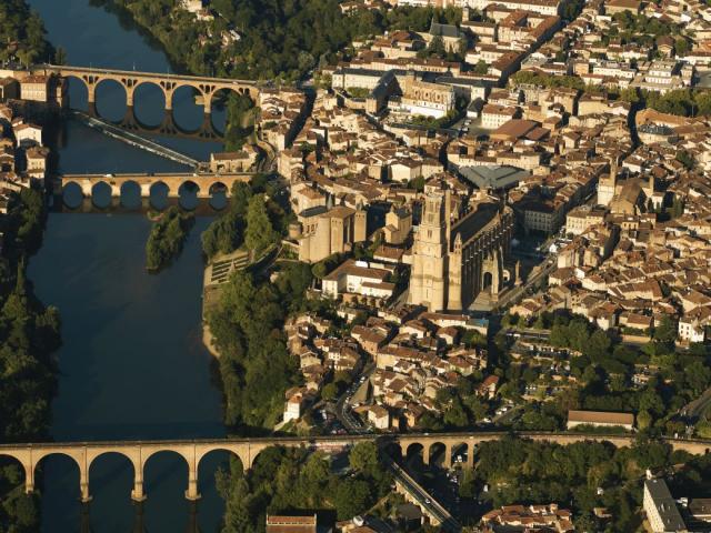 Vue aérienne d'Albi, sa cathédrale Sainte-Cécile, ses toits rouges, ses trois ponts enjambant la rivière du Tarn