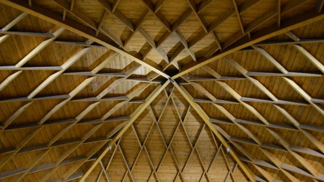 Charpente en bois, en nids d'abeilles, de l'église Saint-Joseph-l'Artisan à Onet-le-Château