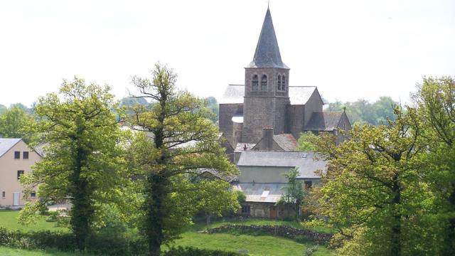 Eglise du village La Capelle Saint Martin vue d'un pré