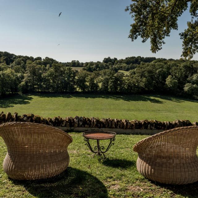 Deux fauteuils de type Loveuses face à la nature et un mur de pierres au Château de Labro
