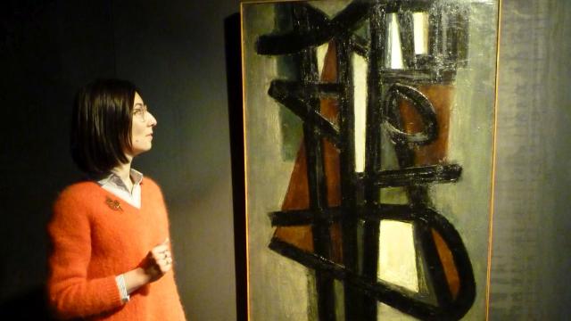 Annabelle Carrié - Guide-Conférencière pour l'office de tourisme, se tient près d'un tableau de Pierre Soulages, exposé dans le musée