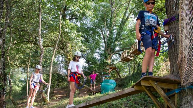 Accrobranche dans les arbres au parc Aventure de Combelles